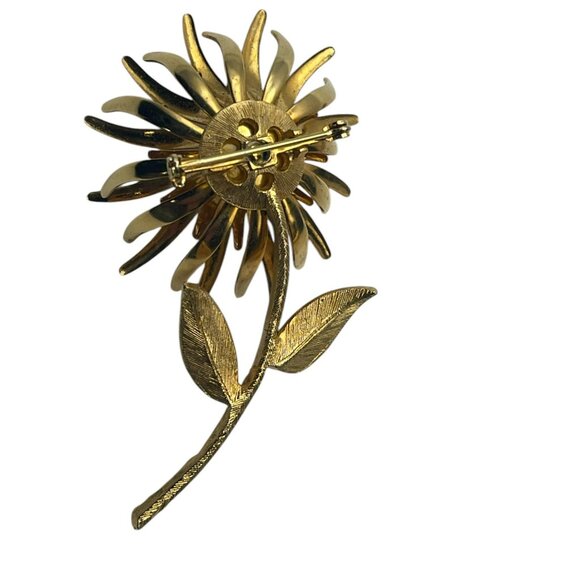 Beautiful Vintage Gold Tone Flower Brooch and CORO Clip-on earring set - Picture 5 of 10